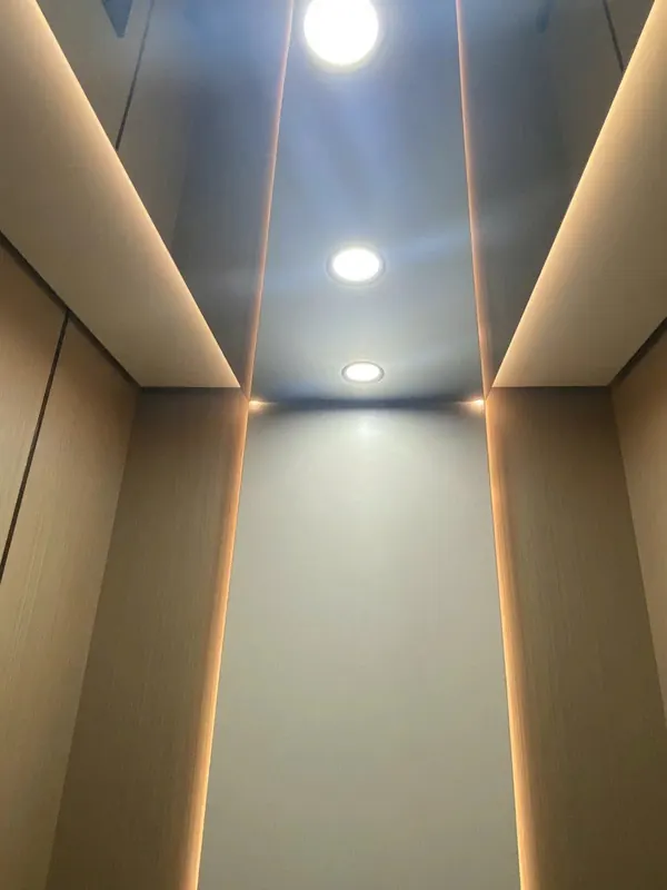 Trần cabin đèn âm trần, vách ốp và khe LED dọc