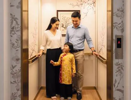 Gia đình nhiều thế hệ trong cabin thang máy