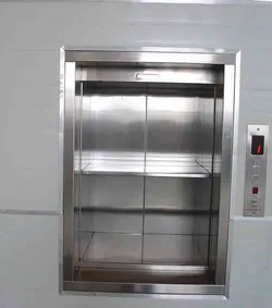 Cửa tầng thang tải thực phẩm bằng inox mở, bên trong cabin inox
