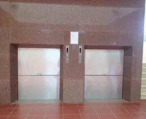 Hai cửa tầng thang tải thực phẩm inox lắp trên tường